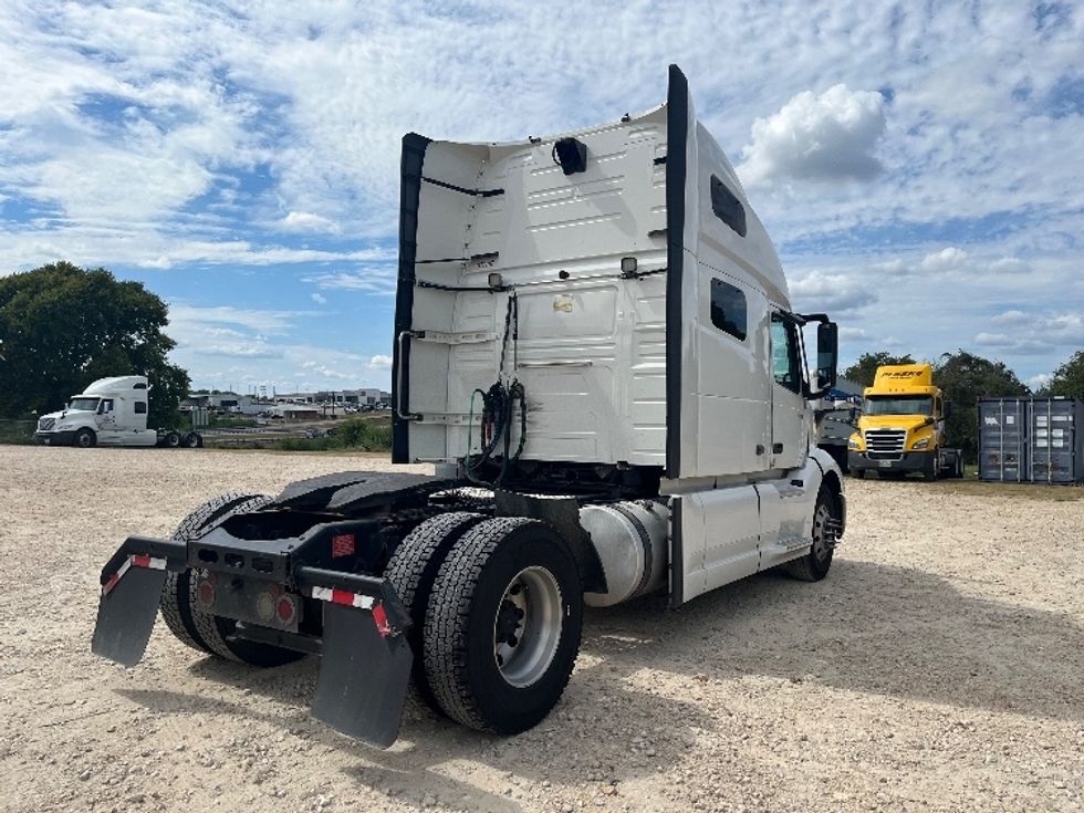Sleeper Tractor-Heavy Duty Tractors-Volvo-2019-VNL42760-San Antonio-TX-622,647\n\t\tmiles-$ 51,000 - Image 7