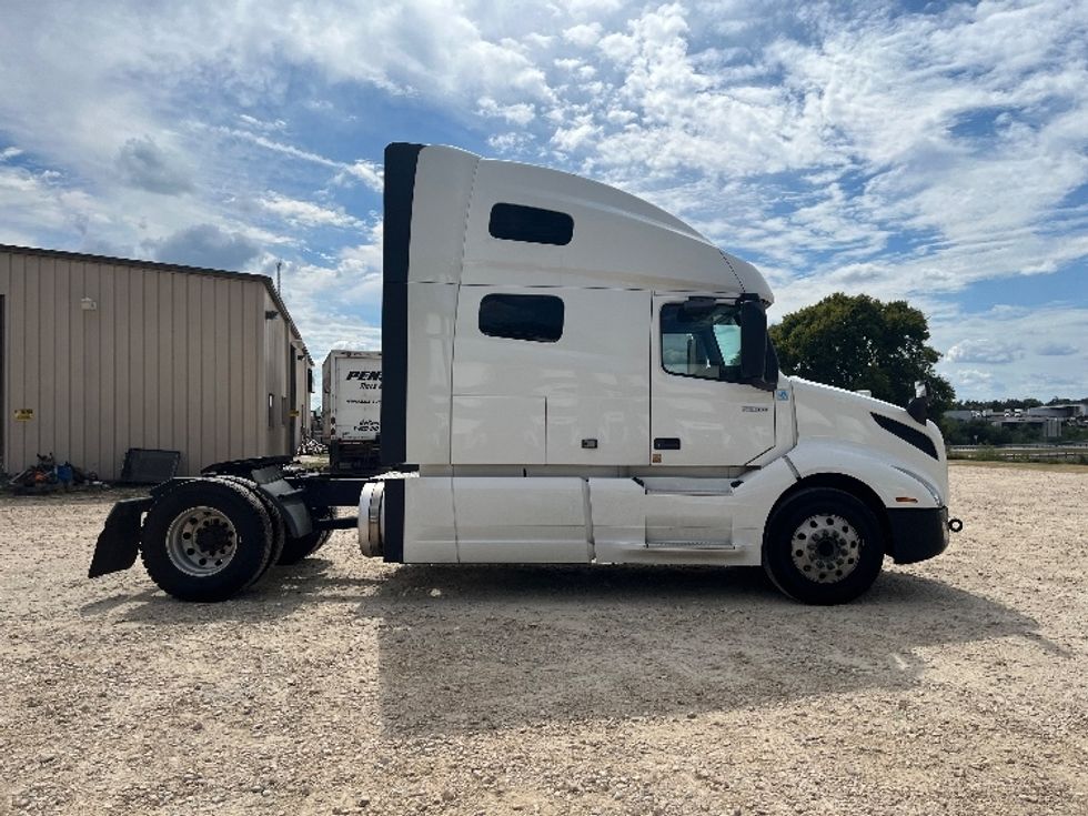 Sleeper Tractor-Heavy Duty Tractors-Volvo-2019-VNL42760-San Antonio-TX-622,647\n\t\tmiles-$ 51,000 - Image 8