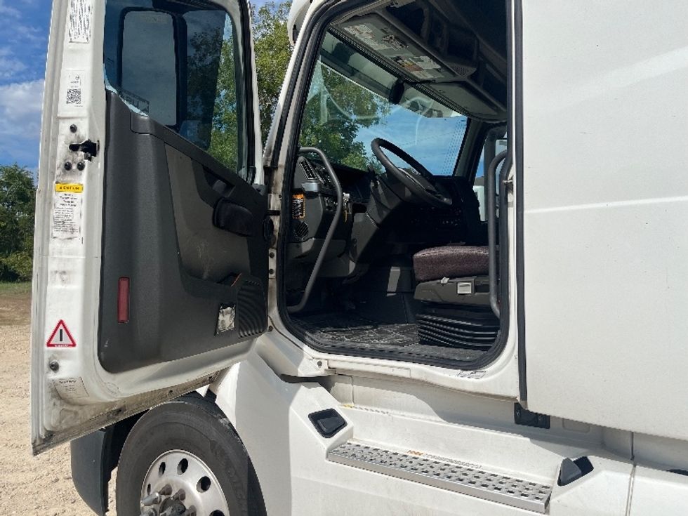 Sleeper Tractor-Heavy Duty Tractors-Volvo-2019-VNL42760-San Antonio-TX-622,647\n\t\tmiles-$ 51,000 - Image 9