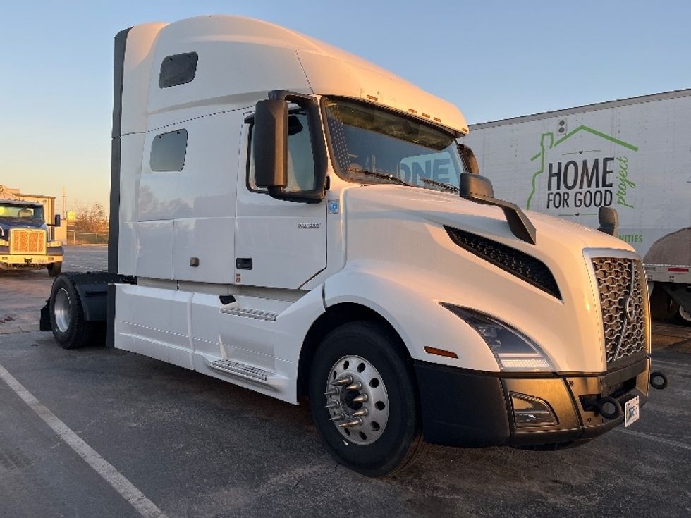 Sleeper Tractor-Heavy Duty Tractors-Volvo-2019-VNL42760-San Antonio-TX-674,133\n\t\tmiles-$ 43,000 - Image 1