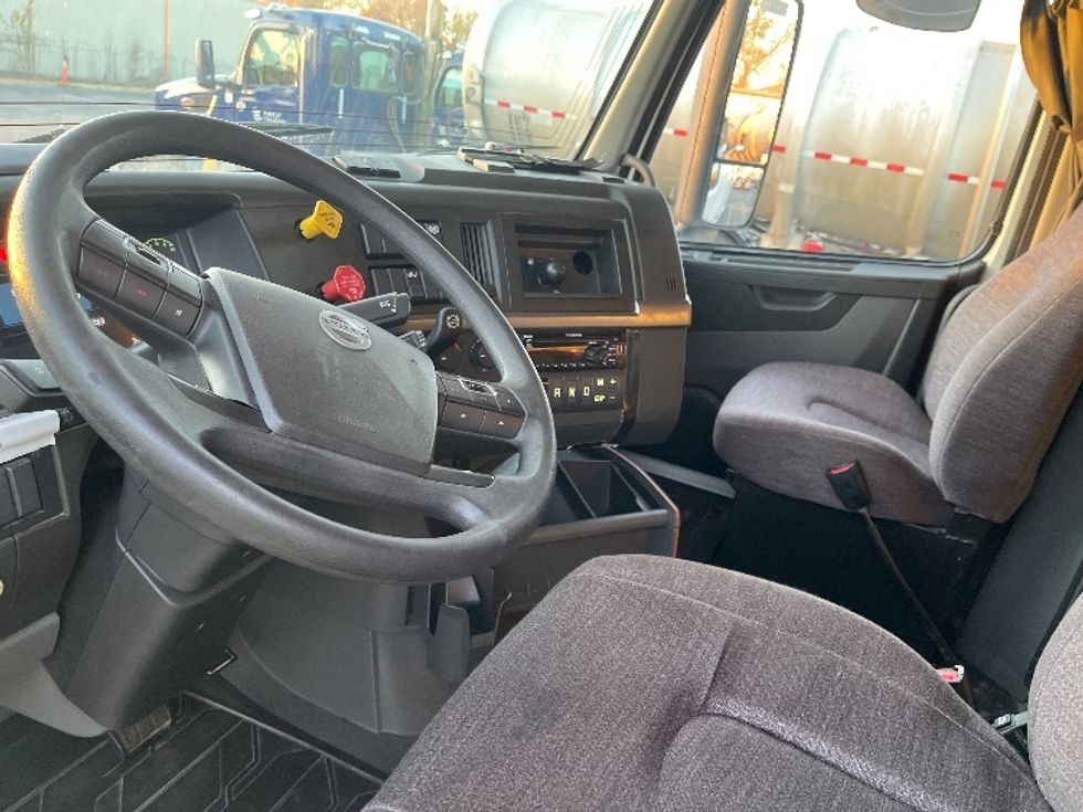Sleeper Tractor-Heavy Duty Tractors-Volvo-2019-VNL42760-San Antonio-TX-674,133\n\t\tmiles-$ 43,000 - Image 10