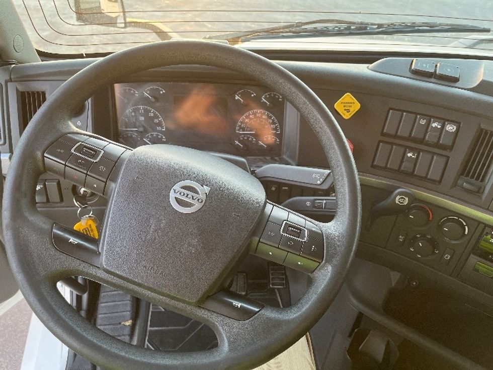 Sleeper Tractor-Heavy Duty Tractors-Volvo-2019-VNL42760-San Antonio-TX-674,133\n\t\tmiles-$ 43,000 - Image 11