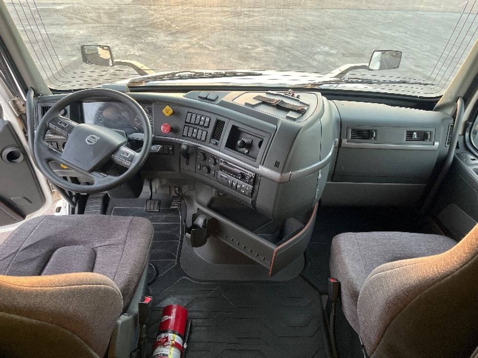 Sleeper Tractor-Heavy Duty Tractors-Volvo-2019-VNL42760-San Antonio-TX-674,133\n\t\tmiles-$ 43,000 - Image 12