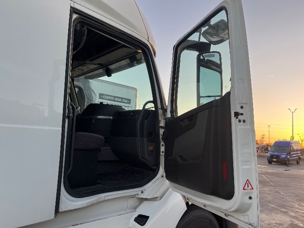 Sleeper Tractor-Heavy Duty Tractors-Volvo-2019-VNL42760-San Antonio-TX-674,133\n\t\tmiles-$ 43,000 - Image 13