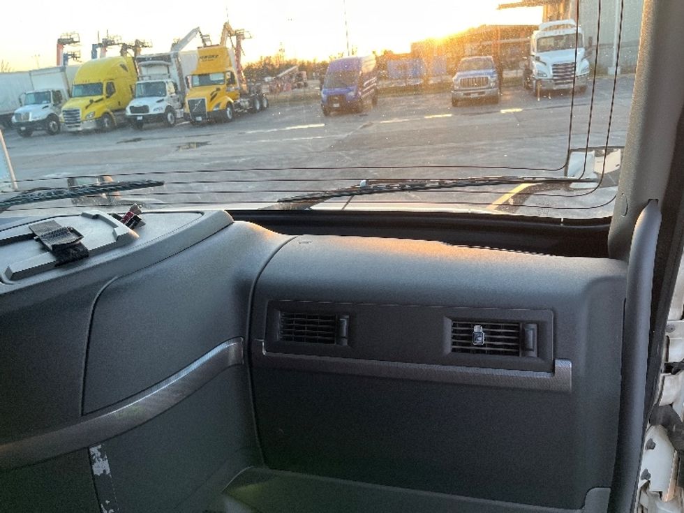 Sleeper Tractor-Heavy Duty Tractors-Volvo-2019-VNL42760-San Antonio-TX-674,133\n\t\tmiles-$ 43,000 - Image 14