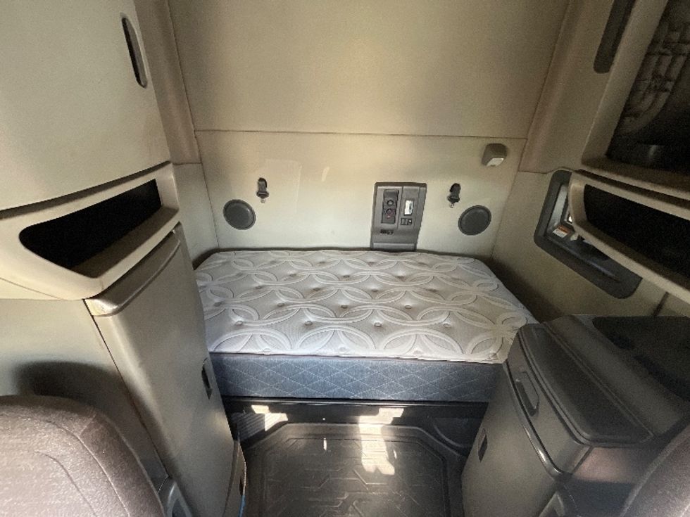 Sleeper Tractor-Heavy Duty Tractors-Volvo-2019-VNL42760-San Antonio-TX-674,133\n\t\tmiles-$ 43,000 - Image 16