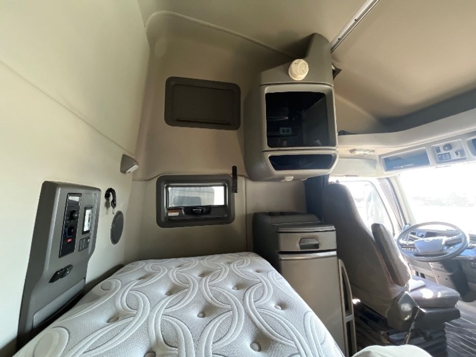 Sleeper Tractor-Heavy Duty Tractors-Volvo-2019-VNL42760-San Antonio-TX-674,133\n\t\tmiles-$ 43,000 - Image 17