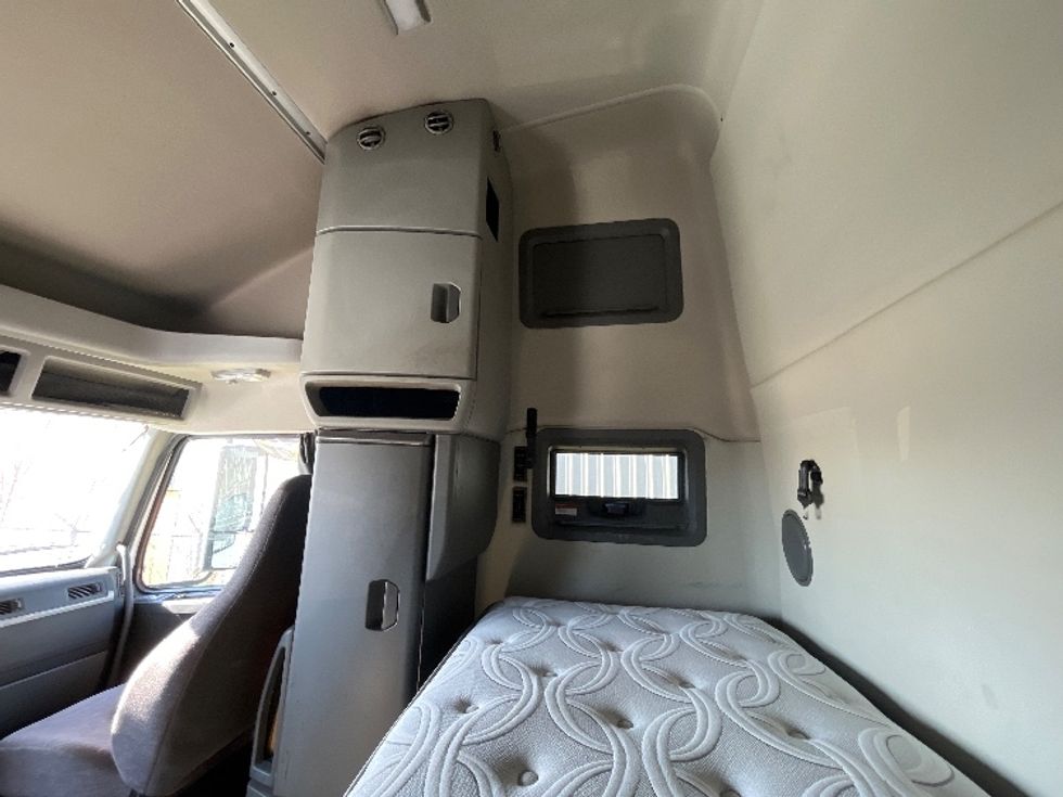 Sleeper Tractor-Heavy Duty Tractors-Volvo-2019-VNL42760-San Antonio-TX-674,133\n\t\tmiles-$ 43,000 - Image 18