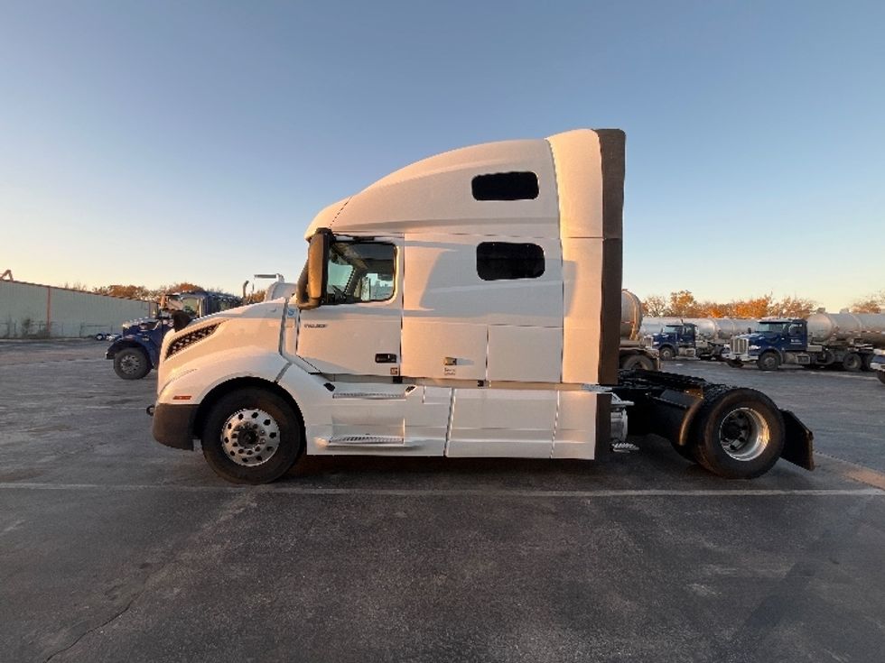 Sleeper Tractor-Heavy Duty Tractors-Volvo-2019-VNL42760-San Antonio-TX-674,133\n\t\tmiles-$ 43,000 - Image 4