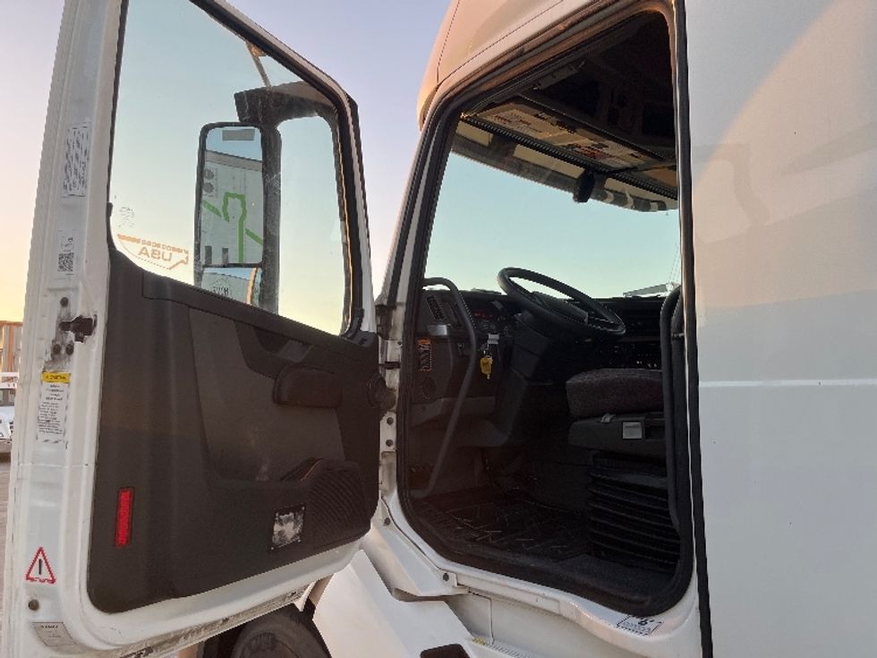 Sleeper Tractor-Heavy Duty Tractors-Volvo-2019-VNL42760-San Antonio-TX-674,133\n\t\tmiles-$ 43,000 - Image 9