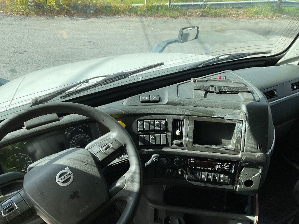 Sleeper Tractor-Heavy Duty Tractors-Volvo-2019-VNL64760-Albany-NY-632,438\n\t\tmiles-$ 53,500 - Image 10