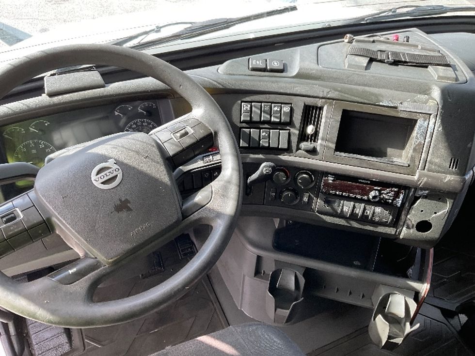 Sleeper Tractor-Heavy Duty Tractors-Volvo-2019-VNL64760-Albany-NY-632,438\n\t\tmiles-$ 53,500 - Image 11