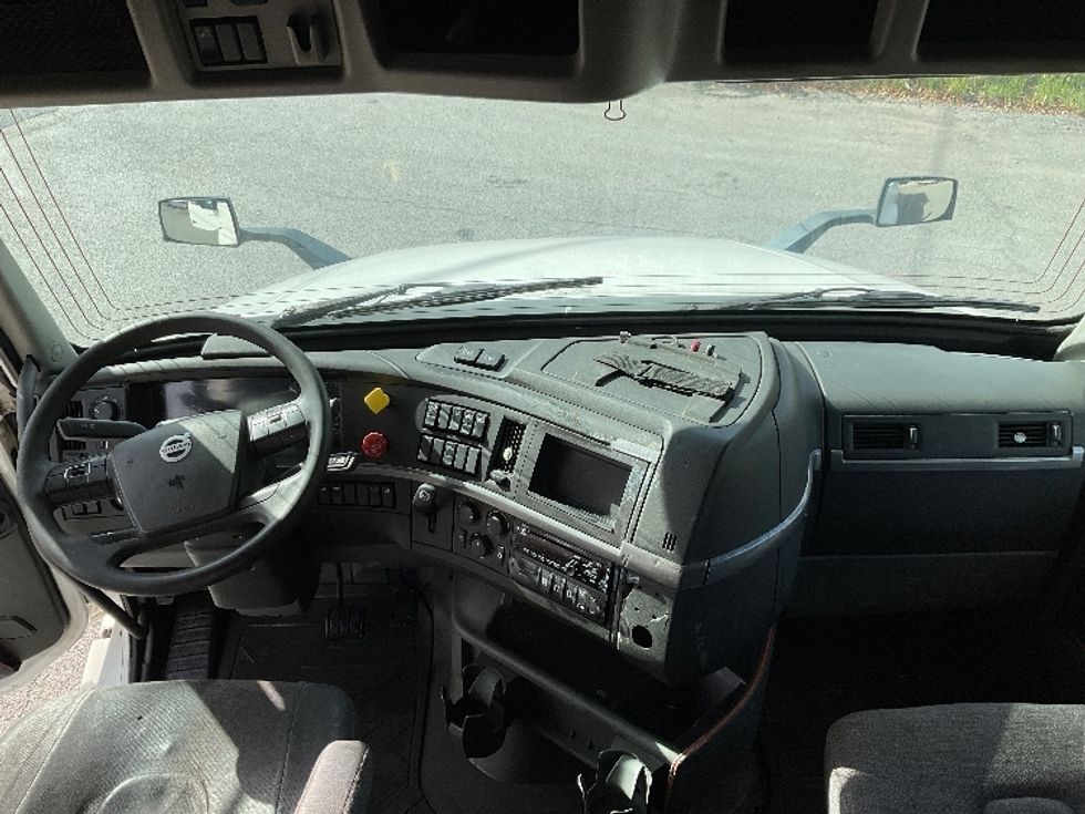 Sleeper Tractor-Heavy Duty Tractors-Volvo-2019-VNL64760-Albany-NY-632,438\n\t\tmiles-$ 53,500 - Image 12