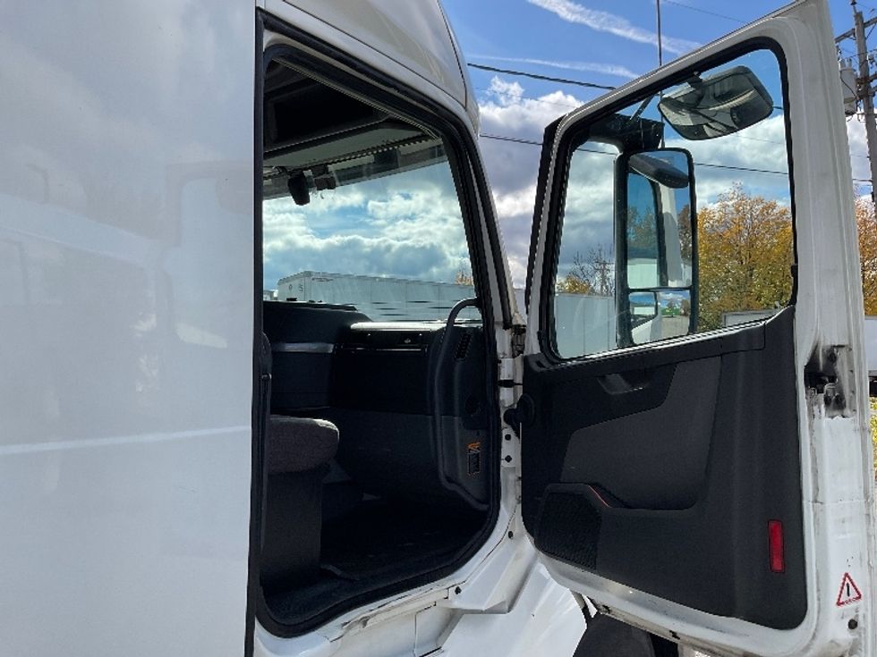 Sleeper Tractor-Heavy Duty Tractors-Volvo-2019-VNL64760-Albany-NY-632,438\n\t\tmiles-$ 53,500 - Image 13