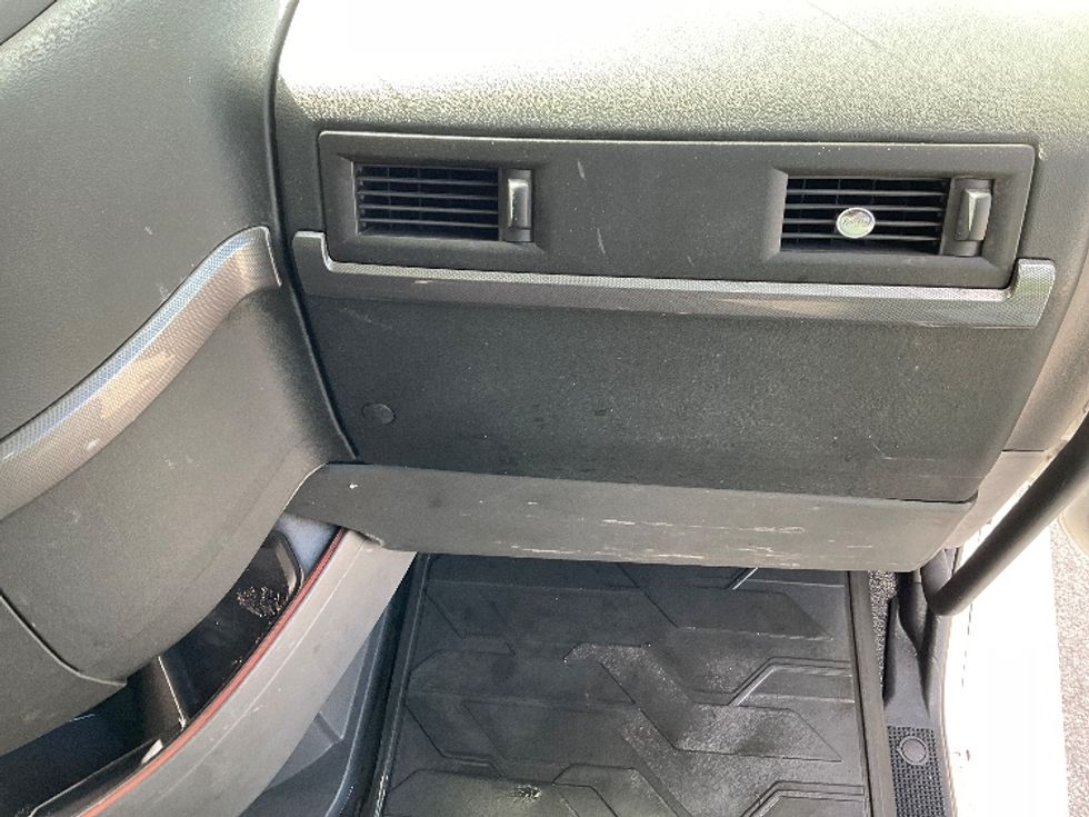 Sleeper Tractor-Heavy Duty Tractors-Volvo-2019-VNL64760-Albany-NY-632,438\n\t\tmiles-$ 53,500 - Image 14