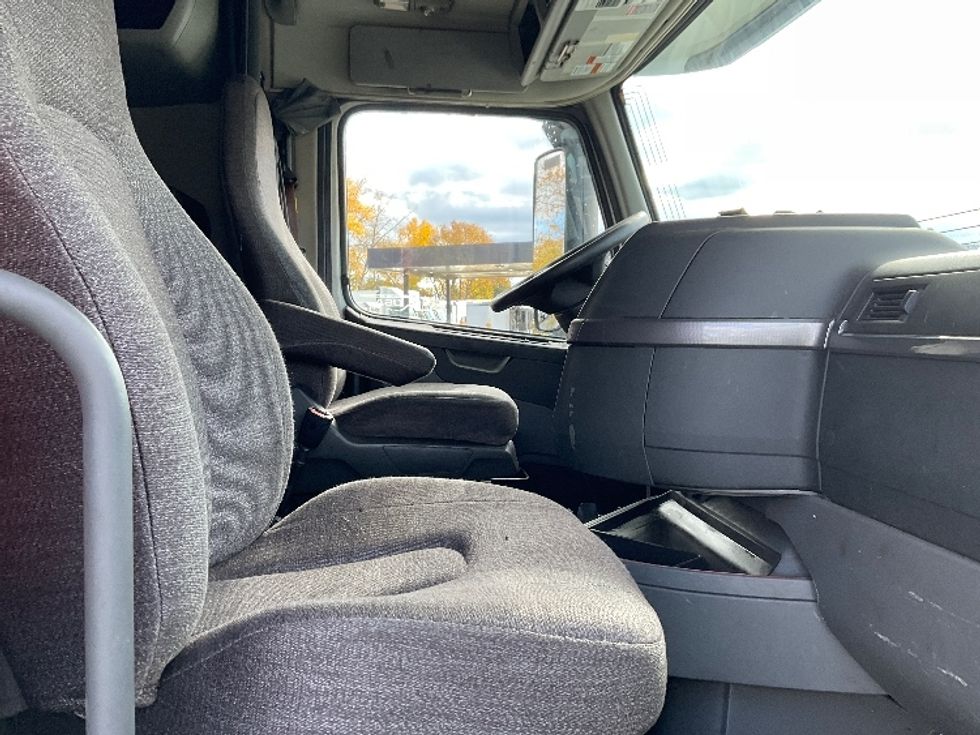 Sleeper Tractor-Heavy Duty Tractors-Volvo-2019-VNL64760-Albany-NY-632,438\n\t\tmiles-$ 53,500 - Image 15