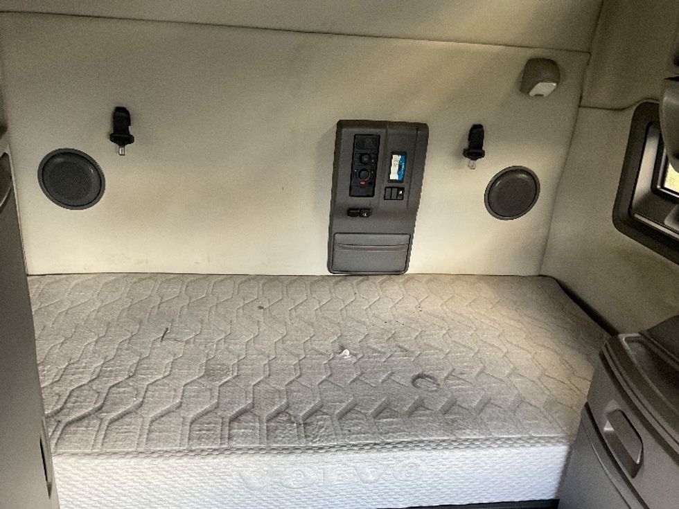 Sleeper Tractor-Heavy Duty Tractors-Volvo-2019-VNL64760-Albany-NY-632,438\n\t\tmiles-$ 53,500 - Image 16