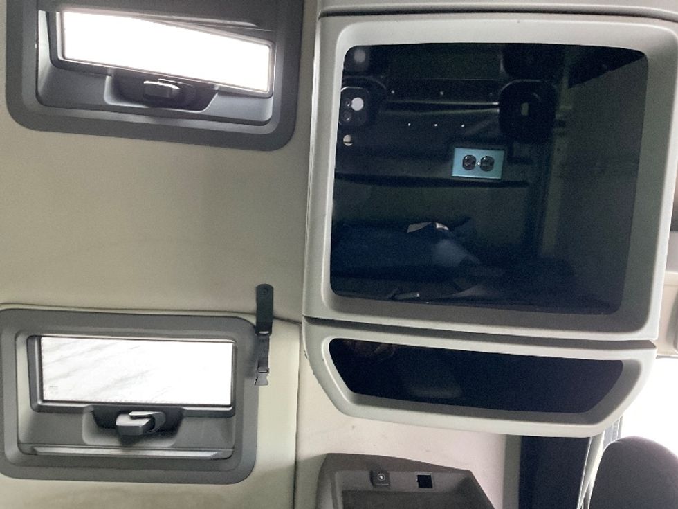 Sleeper Tractor-Heavy Duty Tractors-Volvo-2019-VNL64760-Albany-NY-632,438\n\t\tmiles-$ 53,500 - Image 18