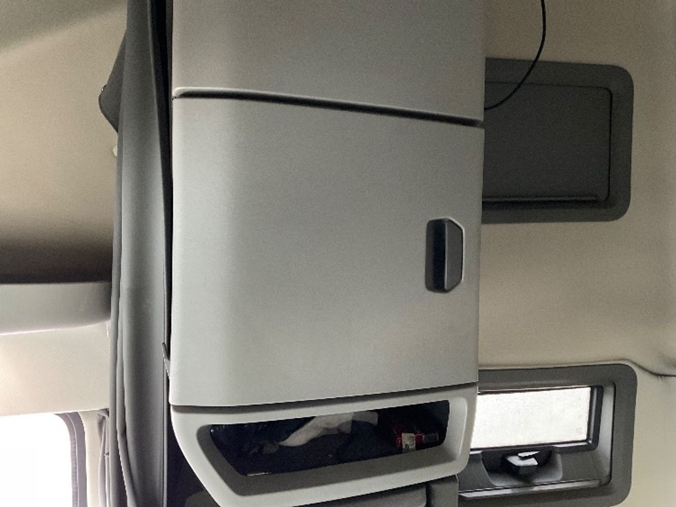 Sleeper Tractor-Heavy Duty Tractors-Volvo-2019-VNL64760-Albany-NY-632,438\n\t\tmiles-$ 53,500 - Image 19