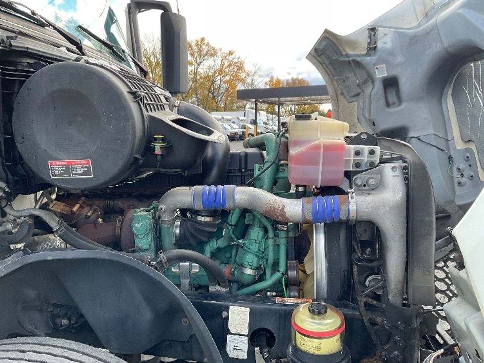 Sleeper Tractor-Heavy Duty Tractors-Volvo-2019-VNL64760-Albany-NY-632,438\n\t\tmiles-$ 53,500 - Image 20