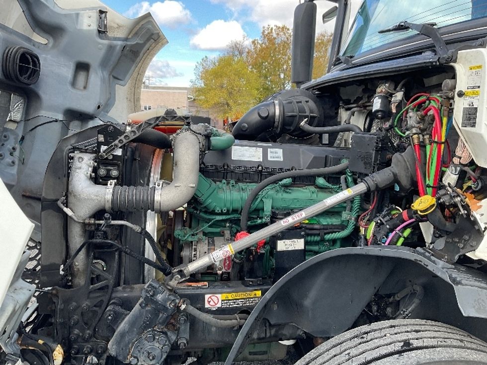 Sleeper Tractor-Heavy Duty Tractors-Volvo-2019-VNL64760-Albany-NY-632,438\n\t\tmiles-$ 53,500 - Image 21