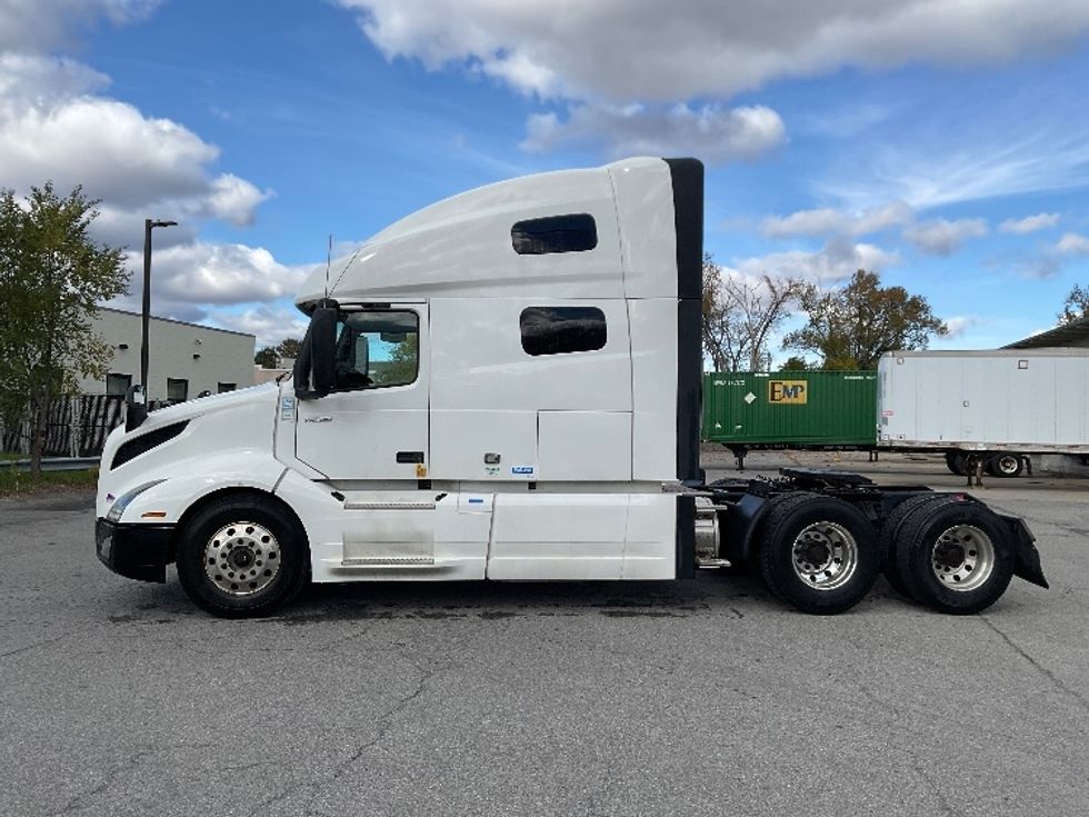 Sleeper Tractor-Heavy Duty Tractors-Volvo-2019-VNL64760-Albany-NY-632,438\n\t\tmiles-$ 53,500 - Image 4