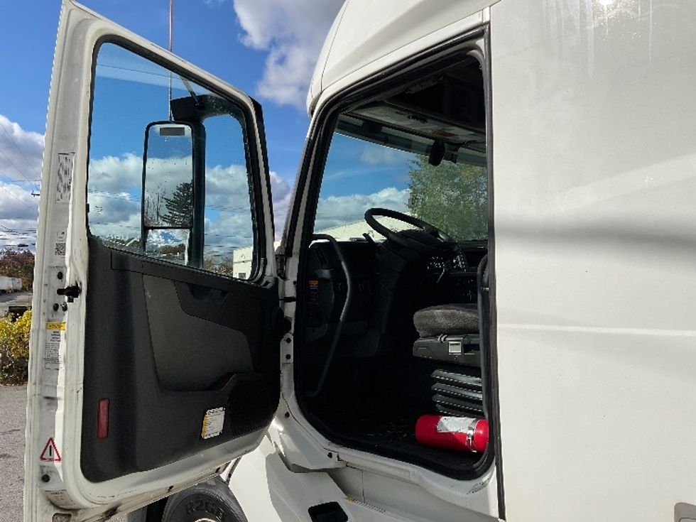 Sleeper Tractor-Heavy Duty Tractors-Volvo-2019-VNL64760-Albany-NY-632,438\n\t\tmiles-$ 53,500 - Image 9