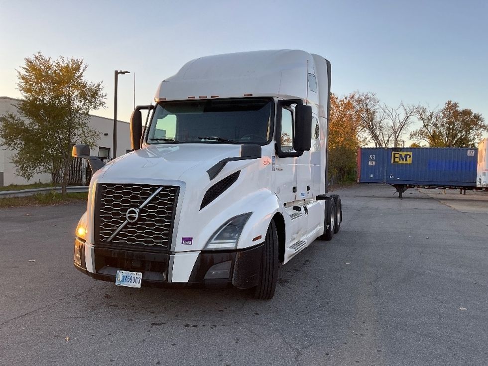 Sleeper Tractor-Heavy Duty Tractors-Volvo-2019-VNL64760-Albany-NY-697,106\n\t\tmiles-$ 49,500 - Image 1