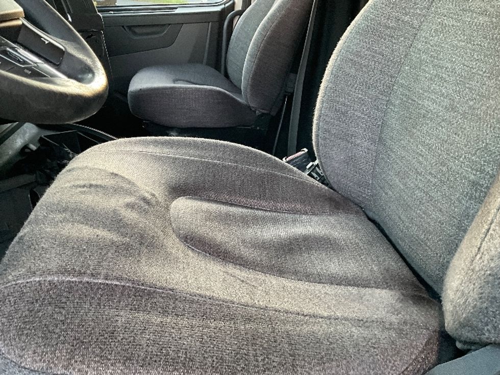 Sleeper Tractor-Heavy Duty Tractors-Volvo-2019-VNL64760-Albany-NY-697,106\n\t\tmiles-$ 49,500 - Image 10