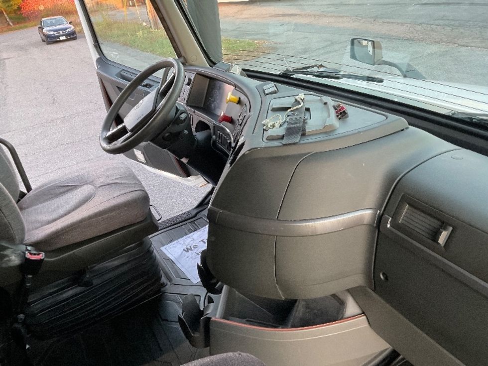 Sleeper Tractor-Heavy Duty Tractors-Volvo-2019-VNL64760-Albany-NY-697,106\n\t\tmiles-$ 49,500 - Image 15