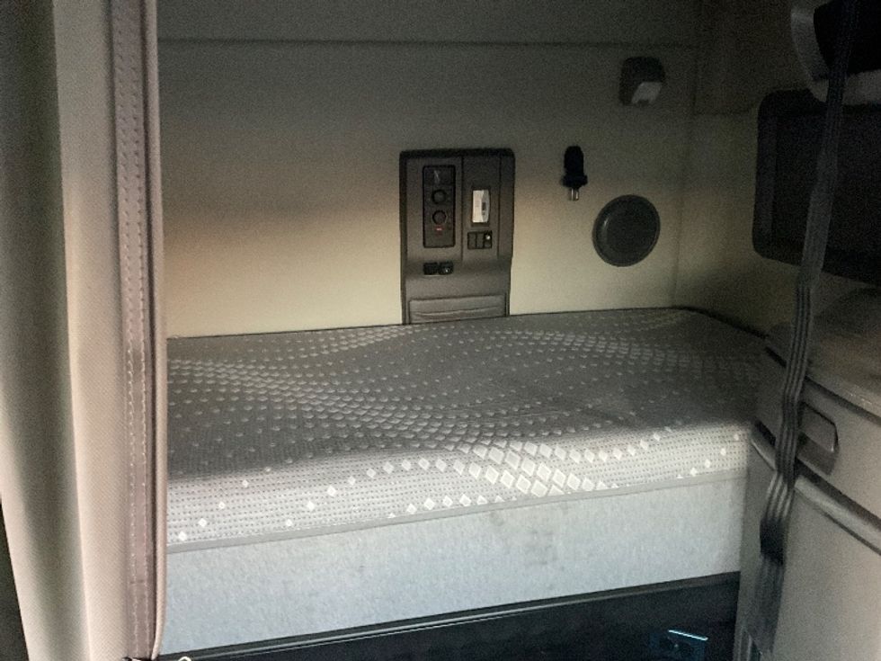 Sleeper Tractor-Heavy Duty Tractors-Volvo-2019-VNL64760-Albany-NY-697,106\n\t\tmiles-$ 49,500 - Image 16