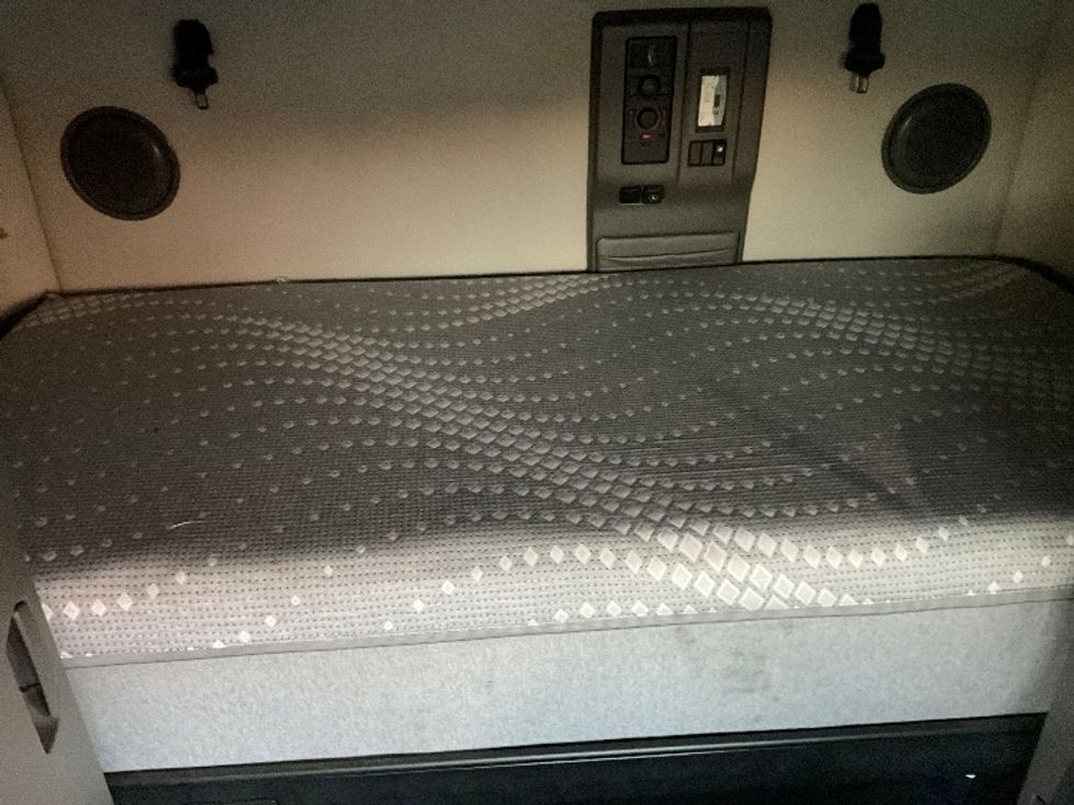 Sleeper Tractor-Heavy Duty Tractors-Volvo-2019-VNL64760-Albany-NY-697,106\n\t\tmiles-$ 49,500 - Image 17