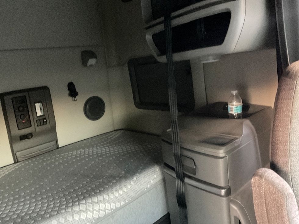 Sleeper Tractor-Heavy Duty Tractors-Volvo-2019-VNL64760-Albany-NY-697,106\n\t\tmiles-$ 49,500 - Image 18