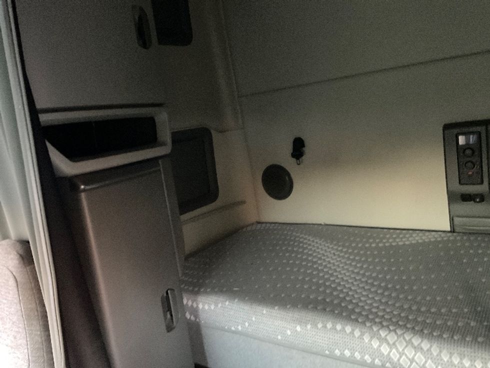 Sleeper Tractor-Heavy Duty Tractors-Volvo-2019-VNL64760-Albany-NY-697,106\n\t\tmiles-$ 49,500 - Image 20