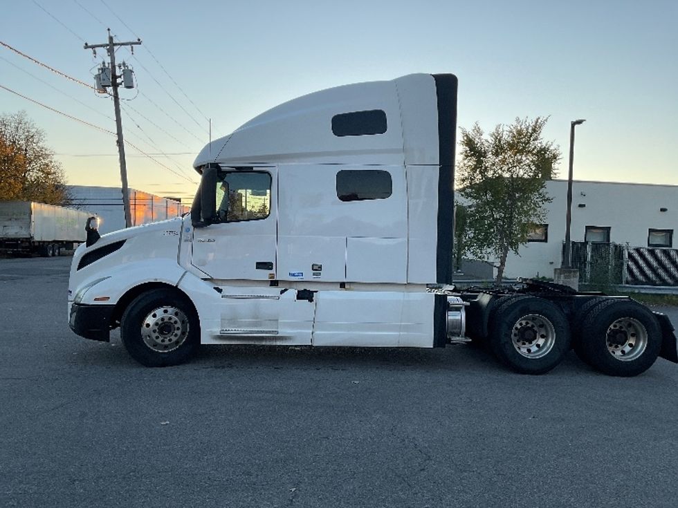 Sleeper Tractor-Heavy Duty Tractors-Volvo-2019-VNL64760-Albany-NY-697,106\n\t\tmiles-$ 49,500 - Image 4