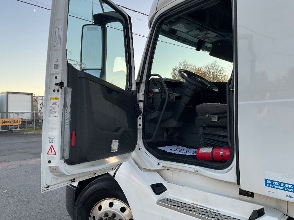 Sleeper Tractor-Heavy Duty Tractors-Volvo-2019-VNL64760-Albany-NY-697,106\n\t\tmiles-$ 49,500 - Image 9