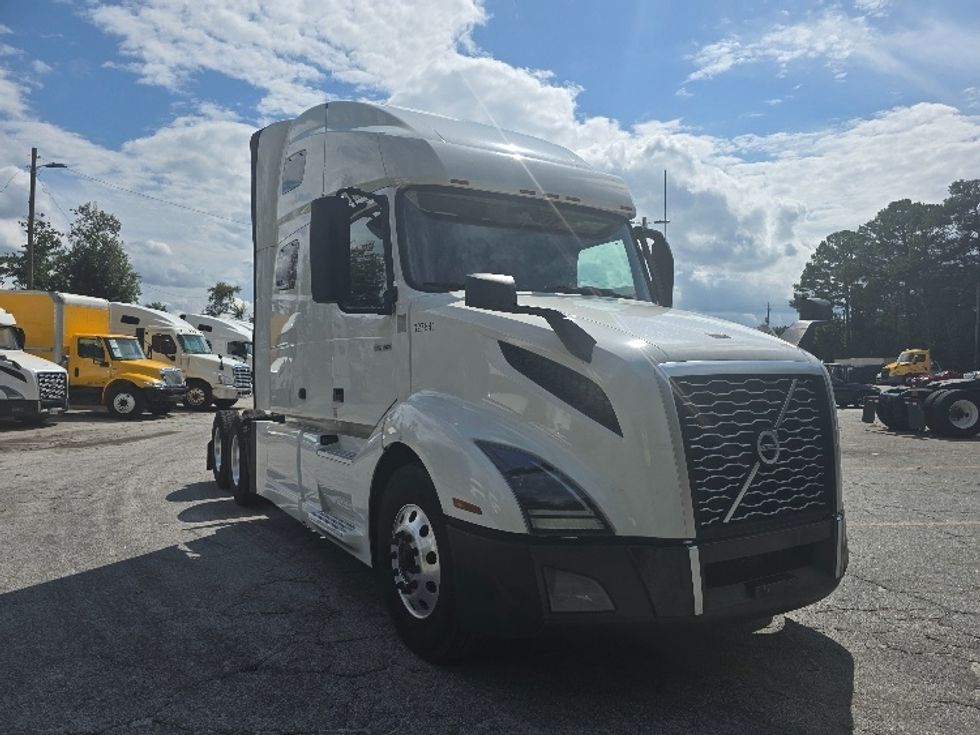Sleeper Tractor-Heavy Duty Tractors-Volvo-2019-VNL64760-Atlanta (Conyers)-GA-522,100\n\t\tmiles-$ 64,500 - Image 1