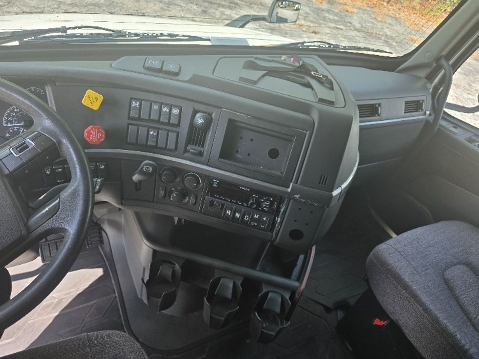 Sleeper Tractor-Heavy Duty Tractors-Volvo-2019-VNL64760-Atlanta (Conyers)-GA-522,100\n\t\tmiles-$ 64,500 - Image 11