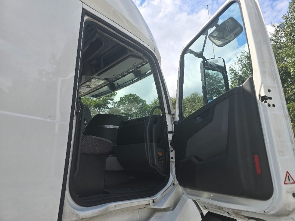 Sleeper Tractor-Heavy Duty Tractors-Volvo-2019-VNL64760-Atlanta (Conyers)-GA-522,100\n\t\tmiles-$ 64,500 - Image 12