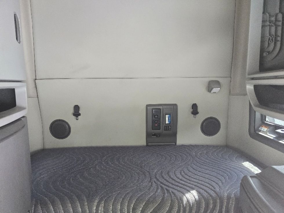 Sleeper Tractor-Heavy Duty Tractors-Volvo-2019-VNL64760-Atlanta (Conyers)-GA-522,100\n\t\tmiles-$ 64,500 - Image 15