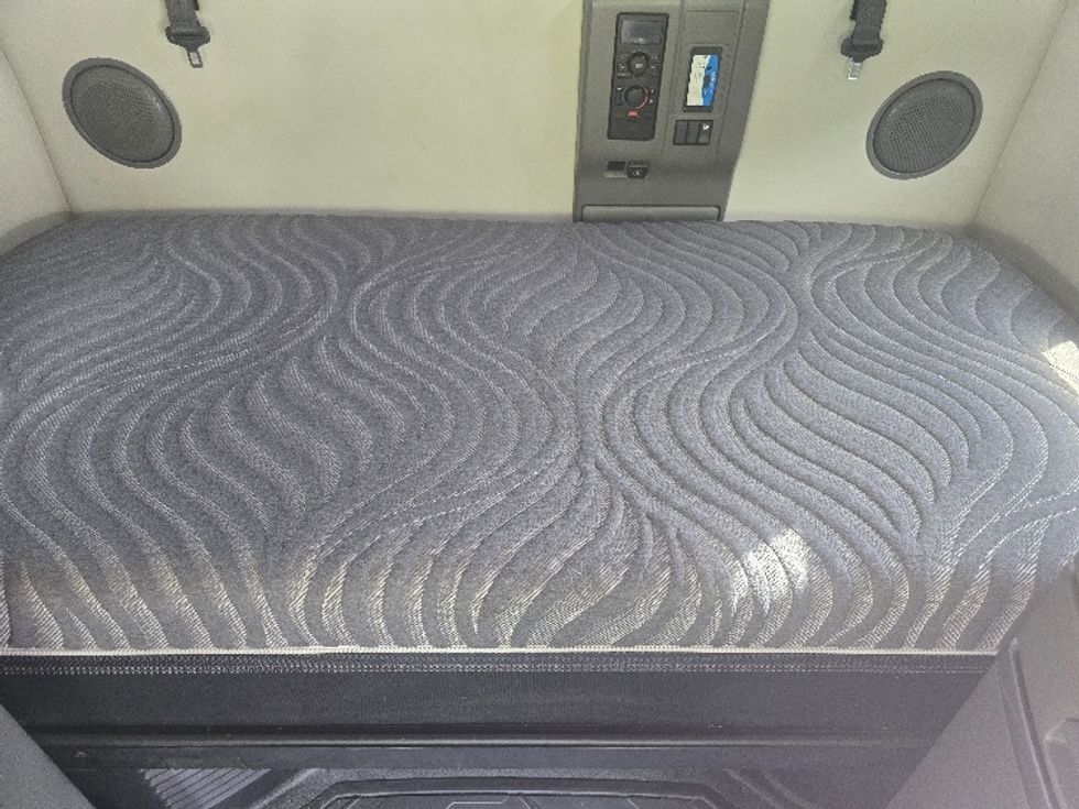 Sleeper Tractor-Heavy Duty Tractors-Volvo-2019-VNL64760-Atlanta (Conyers)-GA-522,100\n\t\tmiles-$ 64,500 - Image 16