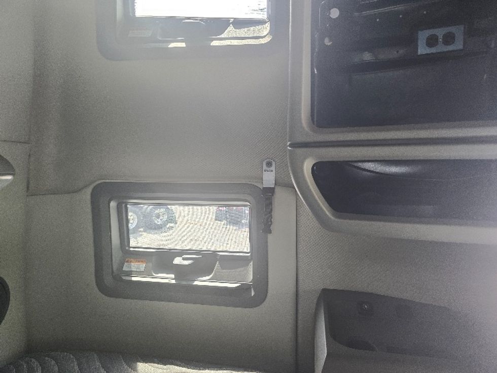 Sleeper Tractor-Heavy Duty Tractors-Volvo-2019-VNL64760-Atlanta (Conyers)-GA-522,100\n\t\tmiles-$ 64,500 - Image 17