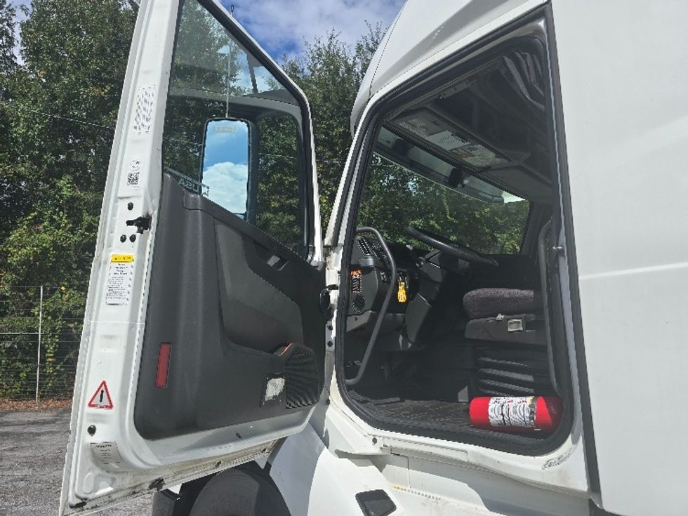 Sleeper Tractor-Heavy Duty Tractors-Volvo-2019-VNL64760-Atlanta (Conyers)-GA-522,100\n\t\tmiles-$ 64,500 - Image 8