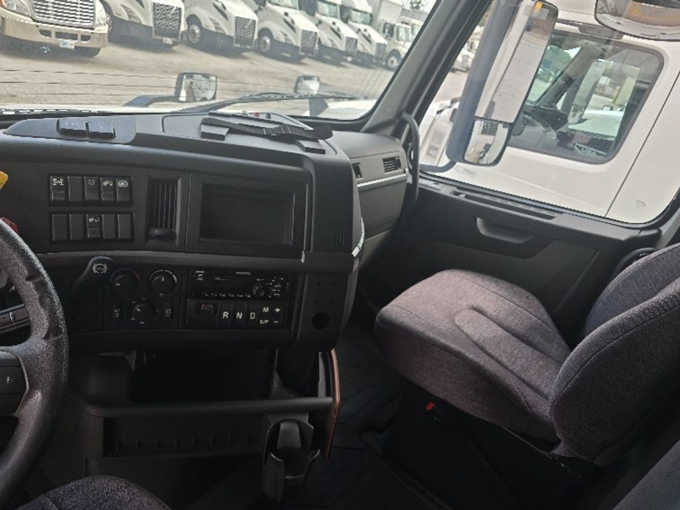 Sleeper Tractor-Heavy Duty Tractors-Volvo-2019-VNL64760-Atlanta (Conyers)-GA-542,719\n\t\tmiles-$ 63,250 - Image 12