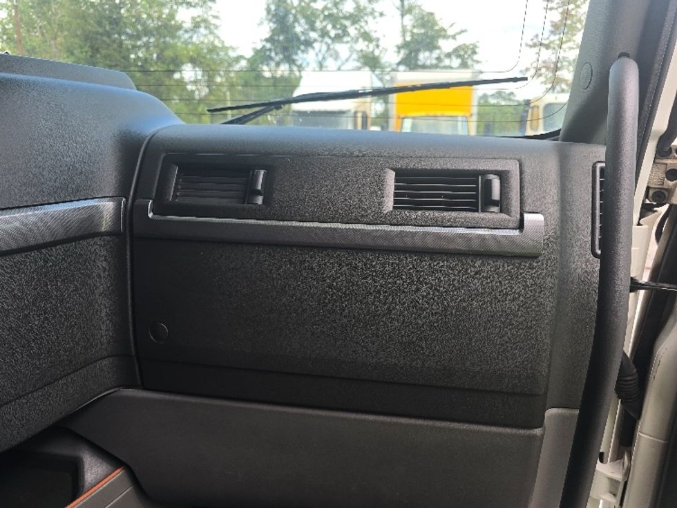 Sleeper Tractor-Heavy Duty Tractors-Volvo-2019-VNL64760-Atlanta (Conyers)-GA-542,719\n\t\tmiles-$ 63,250 - Image 14