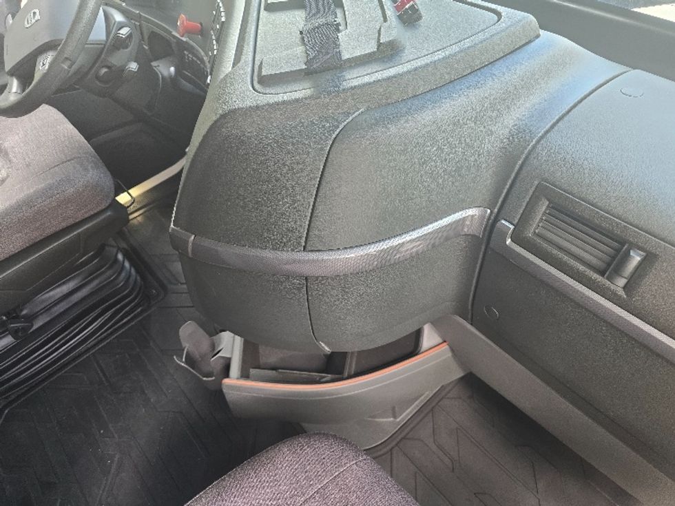 Sleeper Tractor-Heavy Duty Tractors-Volvo-2019-VNL64760-Atlanta (Conyers)-GA-542,719\n\t\tmiles-$ 63,250 - Image 15