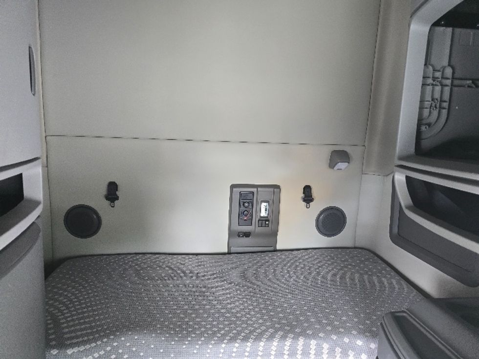 Sleeper Tractor-Heavy Duty Tractors-Volvo-2019-VNL64760-Atlanta (Conyers)-GA-542,719\n\t\tmiles-$ 63,250 - Image 16