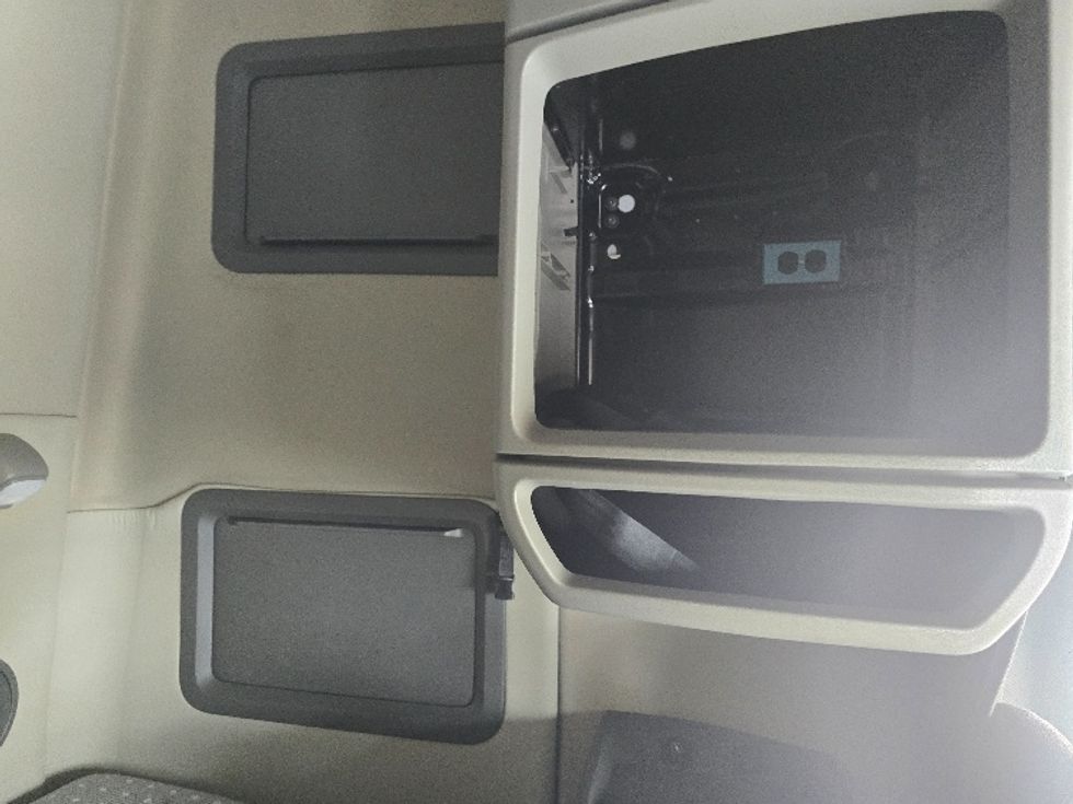 Sleeper Tractor-Heavy Duty Tractors-Volvo-2019-VNL64760-Atlanta (Conyers)-GA-542,719\n\t\tmiles-$ 63,250 - Image 18