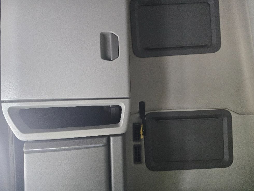 Sleeper Tractor-Heavy Duty Tractors-Volvo-2019-VNL64760-Atlanta (Conyers)-GA-542,719\n\t\tmiles-$ 63,250 - Image 19