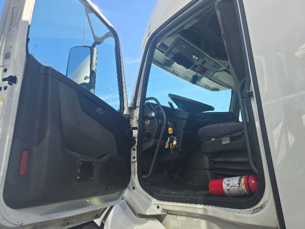 Sleeper Tractor-Heavy Duty Tractors-Volvo-2019-VNL64760-Atlanta (Conyers)-GA-572,796\n\t\tmiles-$ 60,500 - Image 10